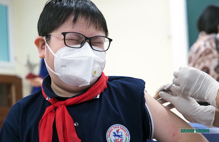 Cha mẹ sát cánh cùng con đi tiêm vaccine COVID-19 - Ảnh 11.