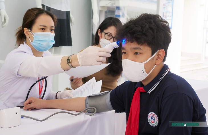 Cha mẹ sát cánh cùng con đi tiêm vaccine COVID-19 - Ảnh 15.