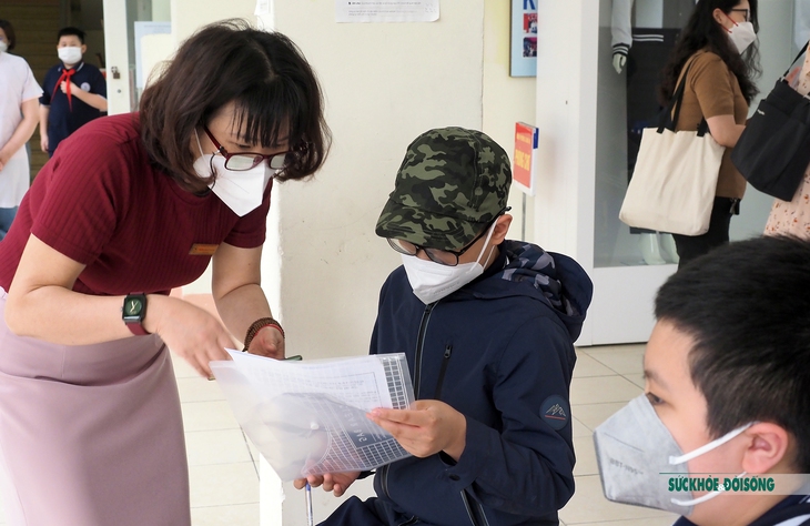 Cha mẹ sát cánh cùng con đi tiêm vaccine COVID-19 - Ảnh 16.