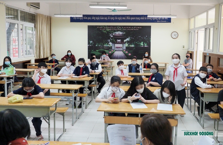 Cha mẹ sát cánh cùng con đi tiêm vaccine COVID-19 - Ảnh 17.