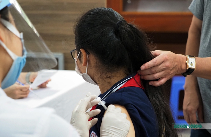 Cha mẹ sát cánh cùng con đi tiêm vaccine COVID-19 - Ảnh 4.