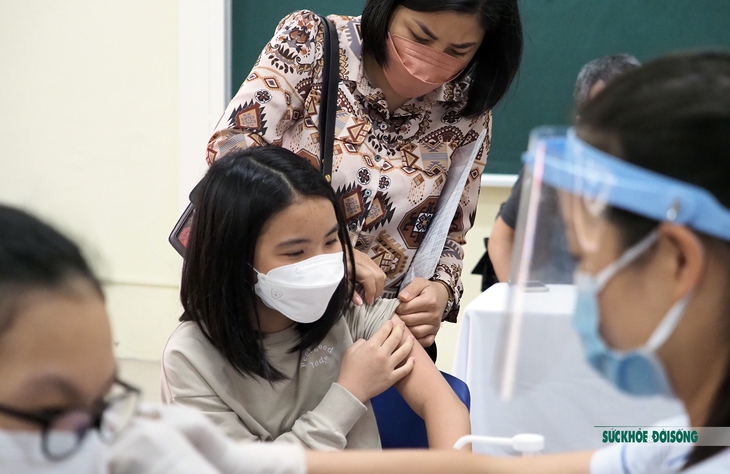 Cha mẹ sát cánh cùng con đi tiêm vaccine COVID-19 - Ảnh 5.