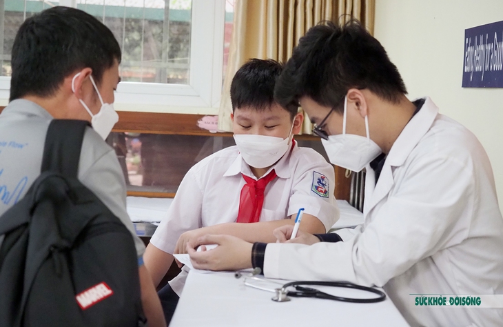 Cha mẹ sát cánh cùng con đi tiêm vaccine COVID-19 - Ảnh 13.