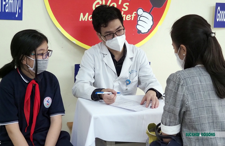 Cha mẹ sát cánh cùng con đi tiêm vaccine COVID-19 - Ảnh 14.