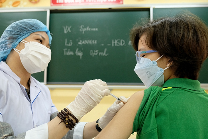 Người không tiêm vaccine nguy cơ mắc COVID-19 cao hơn khoảng 5 lần, thế nhưng vẫn có vài chục tỉnh tiêm chậm - Ảnh 1.
