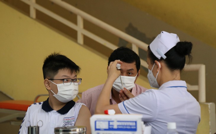 Tiêm vaccine COVID-19 cho trẻ từ 5 - dưới 12 tuổi, bác sĩ Nhi khuyến cáo cách chăm sóc trẻ