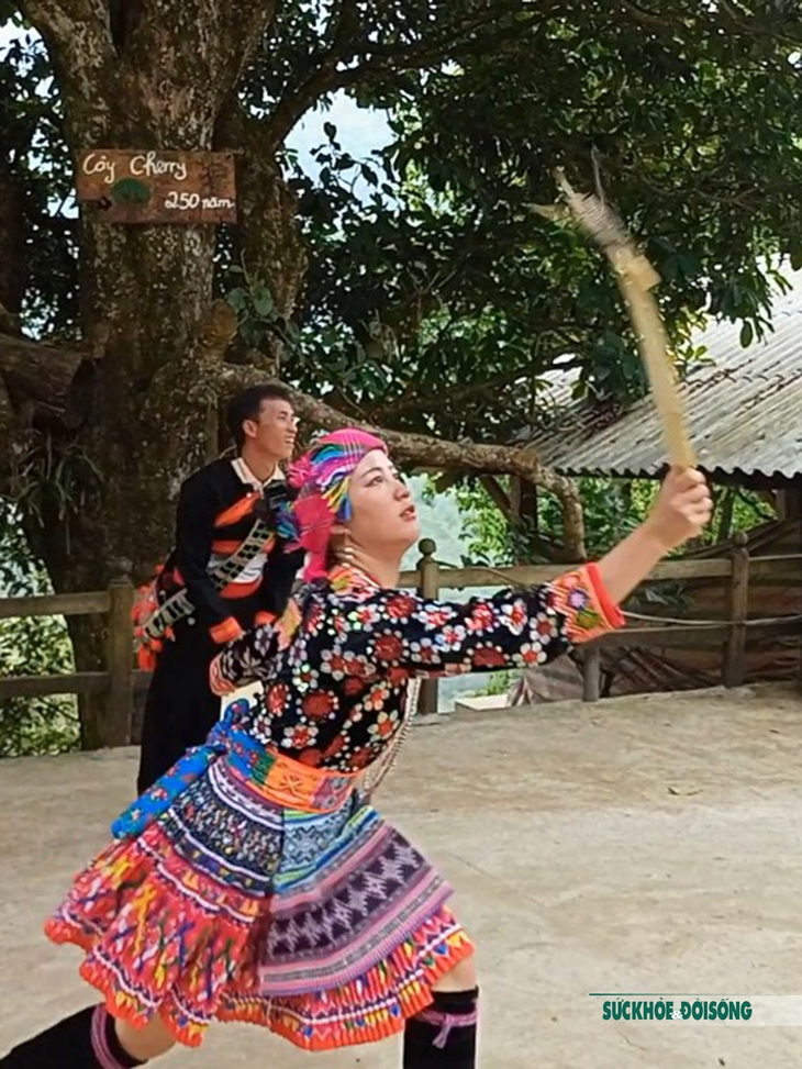 Văn hóa giao duyên của trai gái người Mông qua trò chơi dân gian - Ảnh 8. Văn hóa giao duyên của trai gái người Mông qua trò chơi dân gian - Ảnh 8.