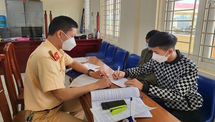 Chưa đủ 18 tuổi vẫn lái mô tô lạng lách, đánh võng, phạt 6 triệu đồng - Ảnh 2.