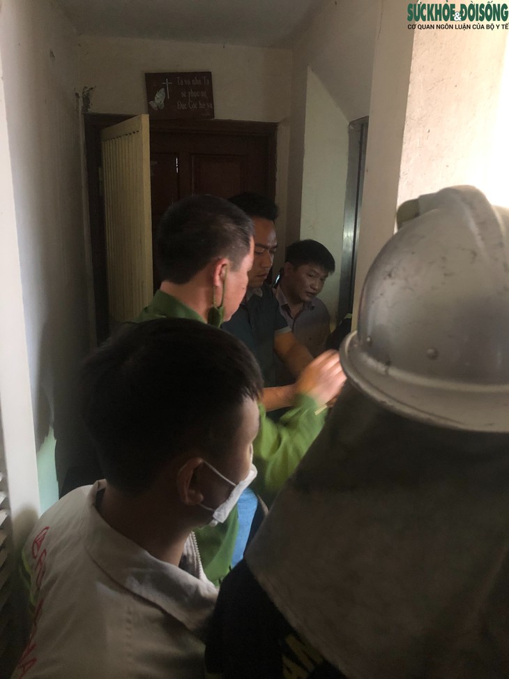 Hà Nội: Nghẹt thở giải cứu bé trai và người đàn ông bị rơi xuống hố thang máy - Ảnh 4.