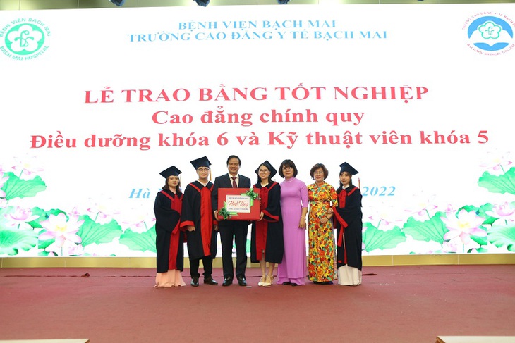 Trao bằng tốt nghiệp cho 446 sinh viên Cao đẳng Y tế Bạch Mai - Ảnh 1. Trao bằng tốt nghiệp cho 446 sinh viên Cao đẳng Y tế Bạch Mai - Ảnh 1.