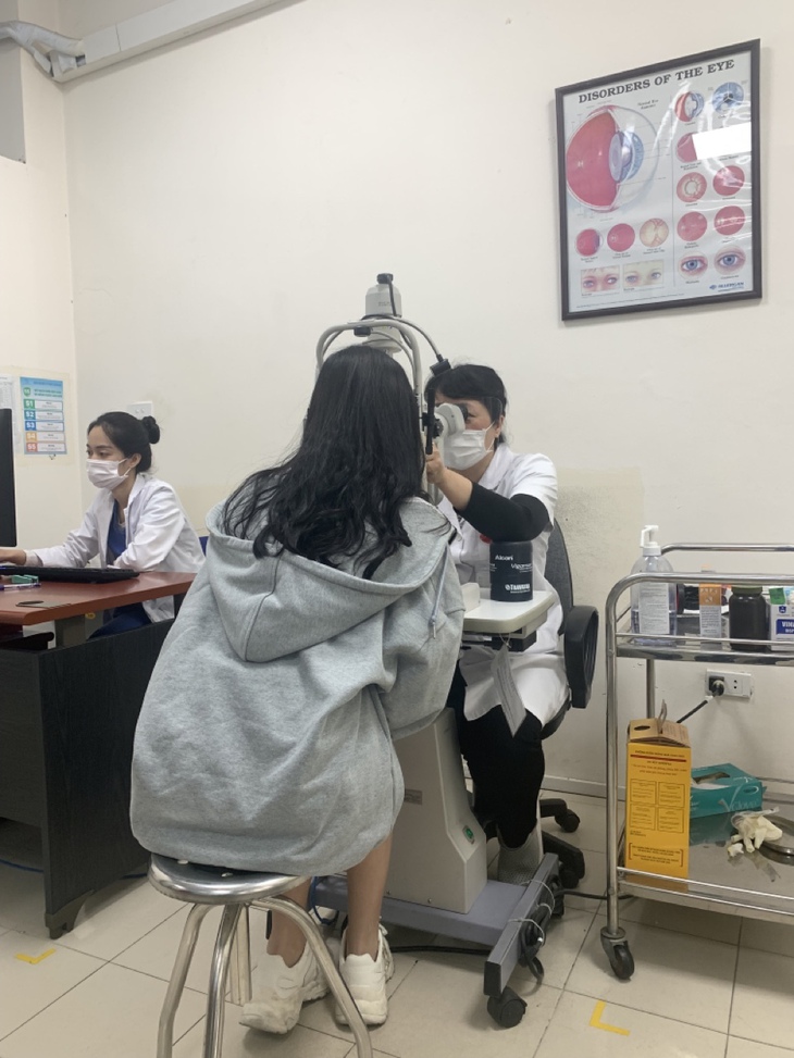 Hậu COVID-19, thiếu niên 15 tuổi ở Hà Nội bị viêm màng bồ đào - Ảnh 2. Hậu COVID-19, thiếu niên 15 tuổi ở Hà Nội bị viêm màng bồ đào - Ảnh 2.
