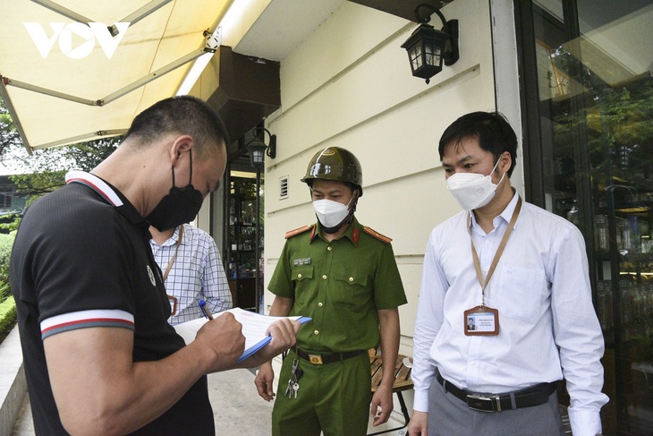Xử lý nghiêm hành vi chiếm ghế đá công cộng, vỉa hè ở Hồ Tây để kinh doanh - Ảnh 1. Xử lý nghiêm hành vi chiếm ghế đá công cộng, vỉa hè ở Hồ Tây để kinh doanh - Ảnh 1.