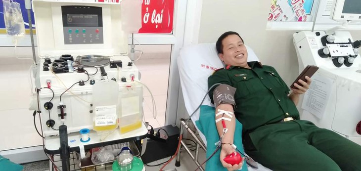 Thầy giáo cùng bộ đội hiến máu cứu hai cháu nhỏ nguy kịch trong đêm - Ảnh 1. Thầy giáo cùng bộ đội hiến máu cứu hai cháu nhỏ nguy kịch trong đêm - Ảnh 1.