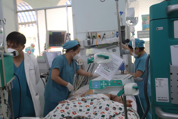 'Rơi đúng' chu kỳ sốt xuất huyết, phân biệt với sốt do COVID ở trẻ thế nào? - Ảnh 5. 'Rơi đúng' chu kỳ sốt xuất huyết, phân biệt với sốt do COVID ở trẻ thế nào? - Ảnh 5.