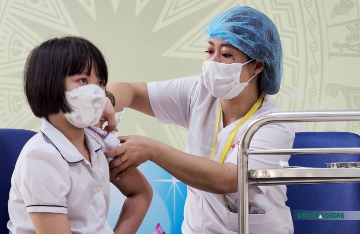 Gần 300 học sinh trường Tiểu học Mễ Trì tiêm vaccine COVID-19 trong điều kiện an toàn  - Ảnh 10.