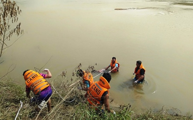 Rủ nhau ra suối chơi, hai bé gái đuối nước thương tâm - Ảnh 2. Rủ nhau ra suối chơi, hai bé gái đuối nước thương tâm - Ảnh 2.
