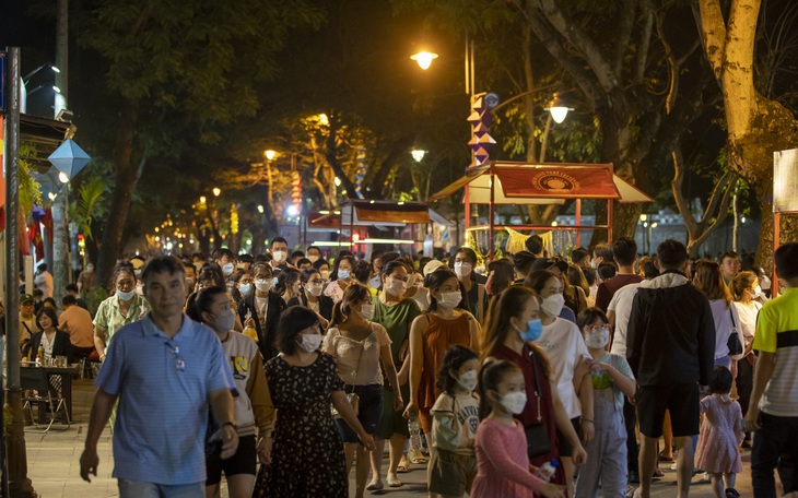 Khai trương phố đêm Hoàng thành Huế, hàng trăm du khách hào  hứng tham quan