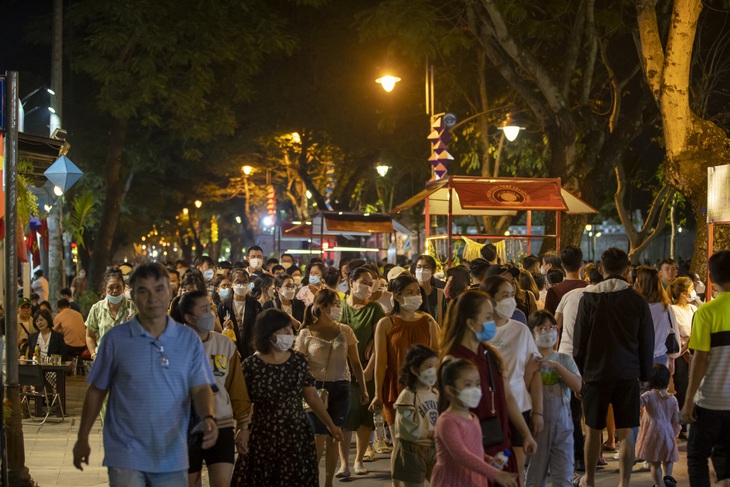 Hào  hứng check-in  ở  phố  đi  bộ  trong  lòng Hoàng thành Huế trong ngày đầu mở cửa - Ảnh 10.