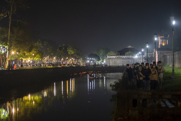 Hào  hứng check-in  ở  phố  đi  bộ  trong  lòng Hoàng thành Huế trong ngày đầu mở cửa - Ảnh 4.