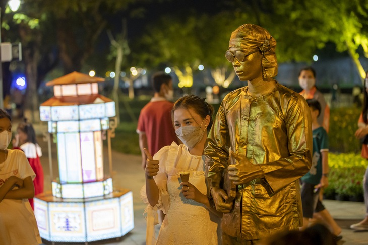 Hào  hứng check-in  ở  phố  đi  bộ  trong  lòng Hoàng thành Huế trong ngày đầu mở cửa - Ảnh 7.