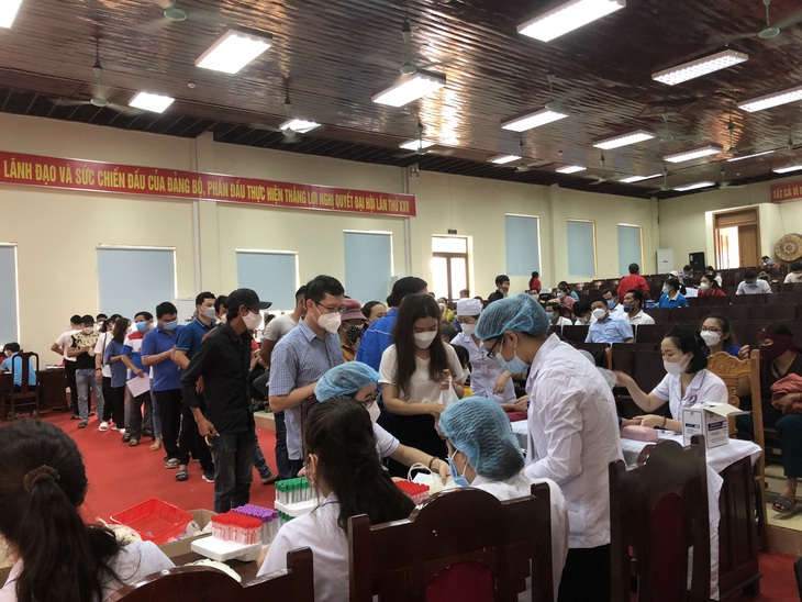 Hàng trăm tình nguyện viên cho đi 'giọt hồng' cứu người - Ảnh 2. Hàng trăm tình nguyện viên cho đi 'giọt hồng' cứu người - Ảnh 2.