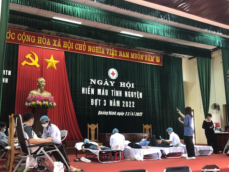 Hàng trăm tình nguyện viên cho đi 'giọt hồng' cứu người - Ảnh 1. Hàng trăm tình nguyện viên cho đi 'giọt hồng' cứu người - Ảnh 1.