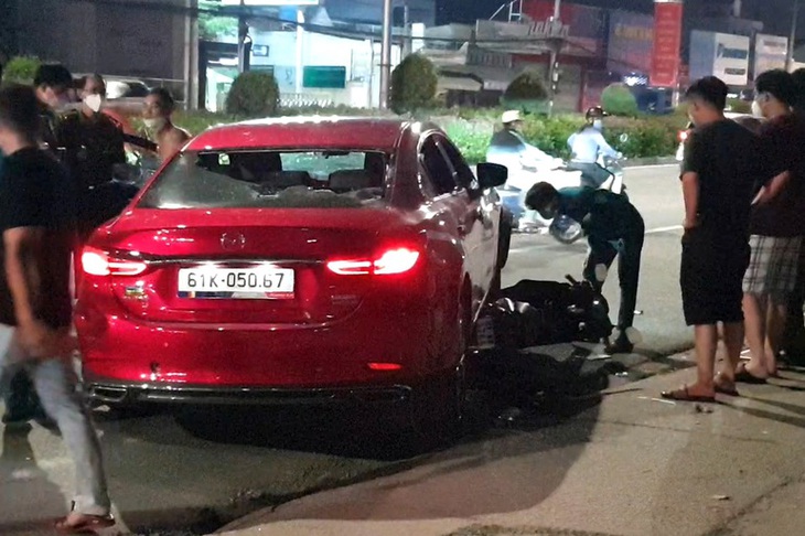 Kéo lê xe máy suốt 3 km, chiếc ô tô gây tai nạn bị nhiều người rượt đuổi chặn xe đập phá - Ảnh 1.