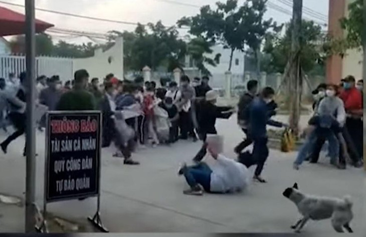 Diễn biến mới của vụ tranh giành, xô đẩy nhau để bốc số thứ tự làm thủ tục đất đai - Ảnh 1.