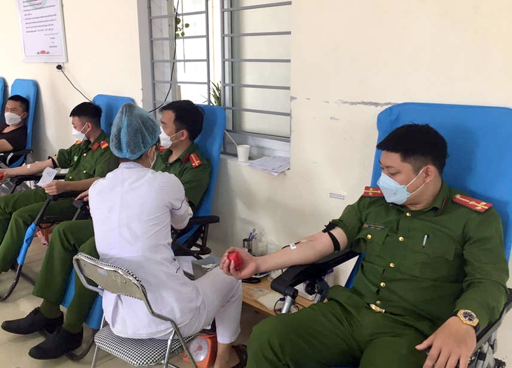 Hàng chục chiến sĩ công an hiến máu cứu bệnh nhân suy tim hậu COVID-19 - Ảnh 1. Hàng chục chiến sĩ công an hiến máu cứu bệnh nhân suy tim hậu COVID-19 - Ảnh 1.