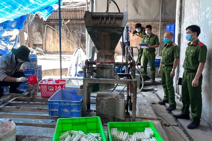Hơn 42 tấn chất thải nguy hại chôn giấu trong xí nghiệp bóng đèn Điện Quang - Ảnh 1. Hơn 42 tấn chất thải nguy hại chôn giấu trong xí nghiệp bóng đèn Điện Quang - Ảnh 1.