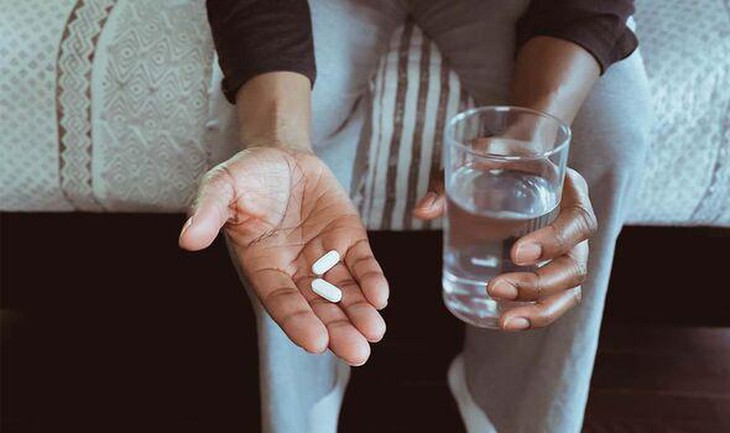 Giảm đau cổ vai gáy bằng tylenol: 3 dấu hiệu tiêu hóa cảnh báo cần ngừng thuốc ngay lập tức - Ảnh 2.