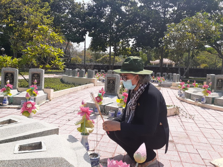 Viếng đền thờ Liệt sĩ ngành Y tế nhân kỷ niệm 47 năm giải phóng miền Nam - Ảnh 6. Viếng đền thờ Liệt sĩ ngành Y tế nhân kỷ niệm 47 năm giải phóng miền Nam - Ảnh 6.