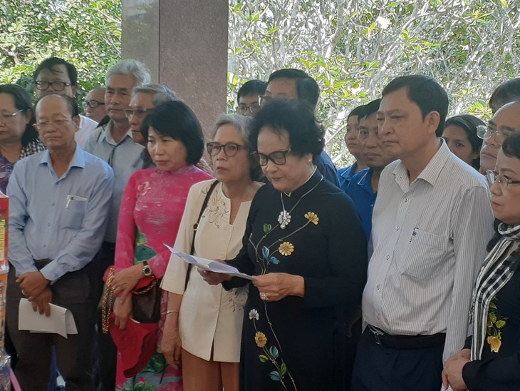 Viếng đền thờ Liệt sĩ ngành Y tế nhân kỷ niệm 47 năm giải phóng miền Nam - Ảnh 2. Viếng đền thờ Liệt sĩ ngành Y tế nhân kỷ niệm 47 năm giải phóng miền Nam - Ảnh 2.
