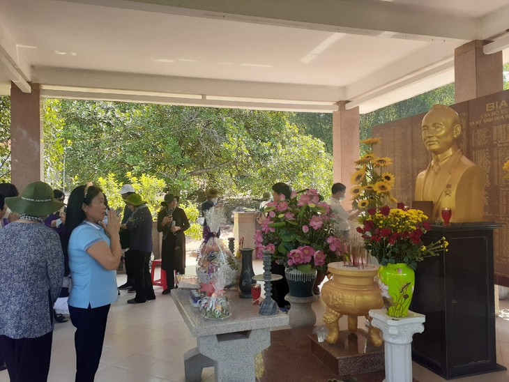 Viếng đền thờ Liệt sĩ ngành Y tế nhân kỷ niệm 47 năm giải phóng miền Nam - Ảnh 4. Viếng đền thờ Liệt sĩ ngành Y tế nhân kỷ niệm 47 năm giải phóng miền Nam - Ảnh 4.