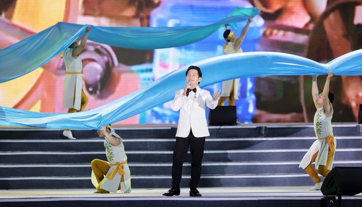 Cận cảnh "bữa tiệc âm nhạc" đỉnh cao khởi đầu mùa du lịch Sầm Sơn 2022 - Ảnh 11. Cận cảnh "bữa tiệc âm nhạc" đỉnh cao khởi đầu mùa du lịch Sầm Sơn 2022 - Ảnh 11.
