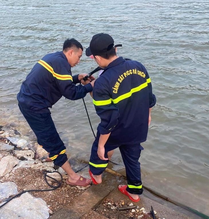 Tìm thấy thi thể 4 nữ học sinh đuối nước - Ảnh 1.