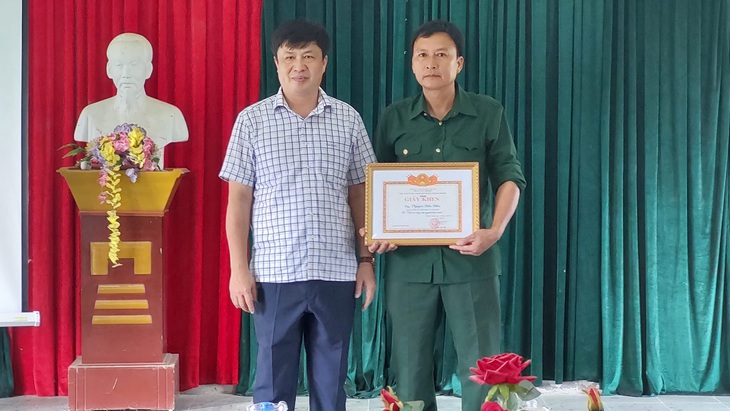 Khen thưởng Chủ tịch Hội cựu chiến binh cứu sống 3 thanh niên đuối nước - Ảnh 1.