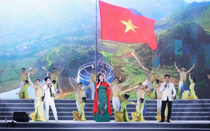 Cận cảnh "bữa tiệc âm nhạc" đỉnh cao khởi đầu mùa du lịch Sầm Sơn 2022 - Ảnh 4. Cận cảnh "bữa tiệc âm nhạc" đỉnh cao khởi đầu mùa du lịch Sầm Sơn 2022 - Ảnh 4.