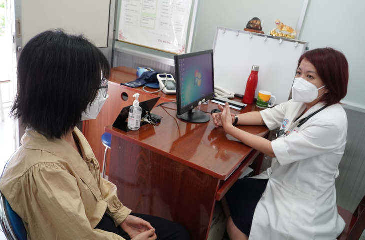 Cô gái 27 tuổi mất hàng trăm triệu đồng để truyền thuốc vì nhiễm độc thuốc nam - Ảnh 2. Cô gái 27 tuổi mất hàng trăm triệu đồng để truyền thuốc vì nhiễm độc thuốc nam - Ảnh 2.