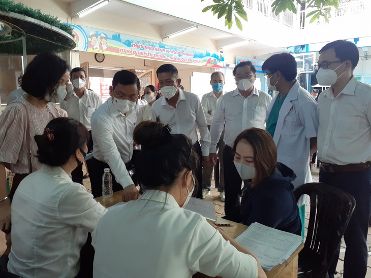 Đoàn Bộ Y tế cùng Đoàn Sở Y tế TP.HCM kiểm tra công tác tiêm chủng vaccine COVID-19 cho trẻ em tại TP.HCM - Ảnh 4. Đoàn Bộ Y tế cùng Đoàn Sở Y tế TP.HCM kiểm tra công tác tiêm chủng vaccine COVID-19 cho trẻ em tại TP.HCM - Ảnh 4.