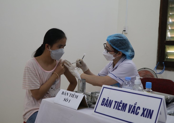 Quảng Trị tiêm vaccine phòng COVID-19 cho hơn 80.000 trẻ từ 5 - dưới 12 tuổi - Ảnh 4. Quảng Trị tiêm vaccine phòng COVID-19 cho hơn 80.000 trẻ từ 5 - dưới 12 tuổi - Ảnh 4.