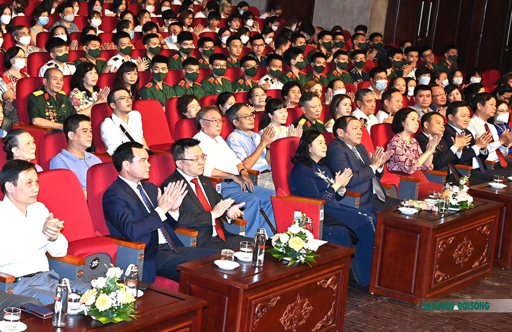 Chương trình nghệ thuật đặc biệt “Chung một dòng sông” - Ảnh 1. Chương trình nghệ thuật đặc biệt “Chung một dòng sông” - Ảnh 1.