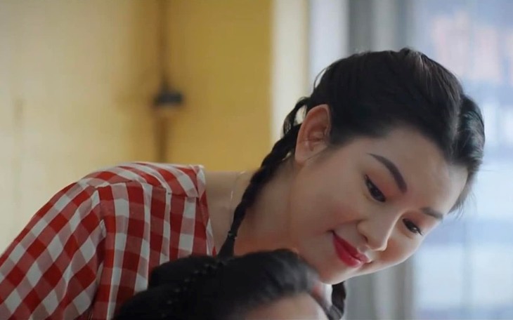 ‘Thương ngày nắng về’: Bất ngờ với chủ quán massage Mộng Mơ xinh đẹp, lẳng lơ