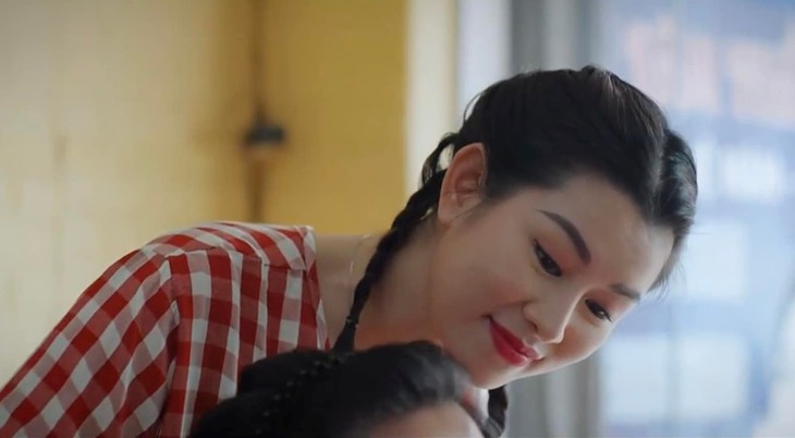 ‘Thương ngày nắng về’: Bất ngờ với chủ quán massage Mộng Mơ xinh đẹp, lẳng lơ - Ảnh 2.