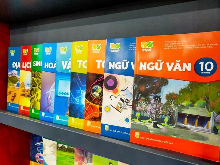 Giá sách giáo khoa lớp 3, 7, 10 chương trình mới cao gấp 2 - 3 lần sách cũ