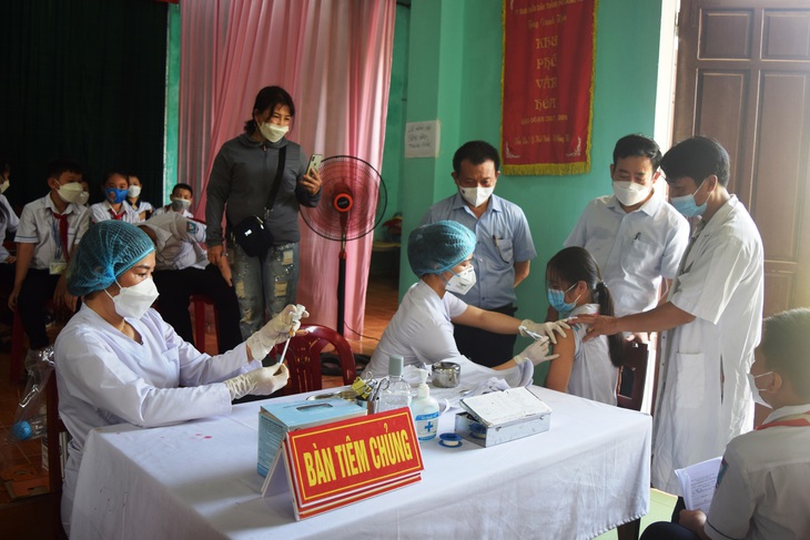 Trẻ 5 đến dưới 12 tuổi tại Quảng Bình được tiêm vaccine COVID-19 mũi 1 - Ảnh 2.