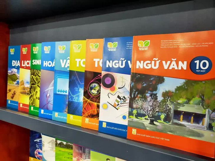 Giá sách giáo khoa lớp 3, 7, 10 chương trình mới cao gấp 2 - 3 lần sách cũ - Ảnh 1. Giá sách giáo khoa lớp 3, 7, 10 chương trình mới cao gấp 2 - 3 lần sách cũ - Ảnh 1.