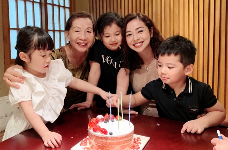 Jennifer Phạm sau 16 năm làm Hoa hậu: Được lòng mẹ chồng đại gia, sắc vóc ngày càng nóng bỏng - Ảnh 5. Jennifer Phạm sau 16 năm làm Hoa hậu: Được lòng mẹ chồng đại gia, sắc vóc ngày càng nóng bỏng - Ảnh 5.