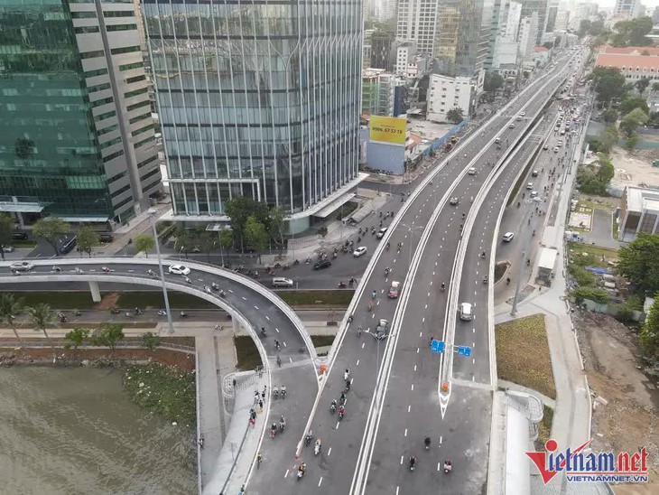 Thông xe cây cầu nghìn tỷ bắc qua sông Sài Gòn, người dân háo hức 'check in' - Ảnh 6.