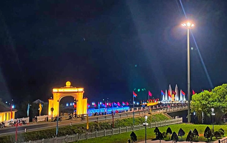 Di tích quốc gia đặc biệt đôi bờ Hiền Lương - Bến Hải lung linh sắc màu trước ngày lễ lớn - Ảnh 1. Di tích quốc gia đặc biệt đôi bờ Hiền Lương - Bến Hải lung linh sắc màu trước ngày lễ lớn - Ảnh 1.